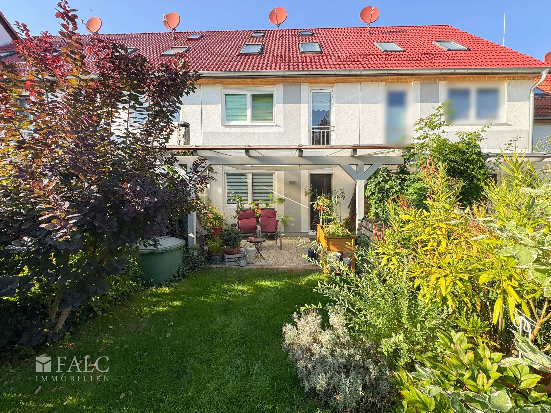Blick Garten zu Terrasse
